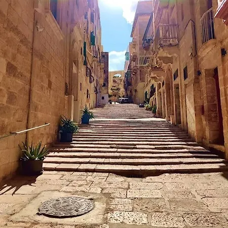 Townhouse Near Upper Barrakka Gardens *